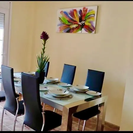 House Sleeps 6, Large Pool Walk To * Vera