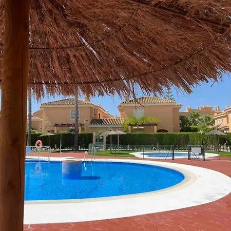 House Sleeps 6, Large Pool Walk To Holiday home