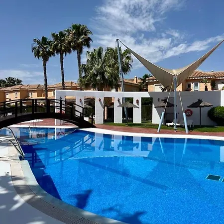 House Sleeps 6, Large Pool Walk To